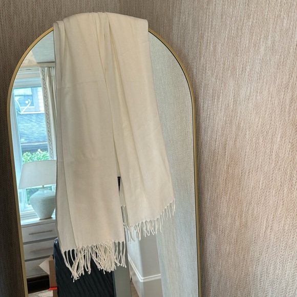 Scarf 🧣 - Picture 1 of 2